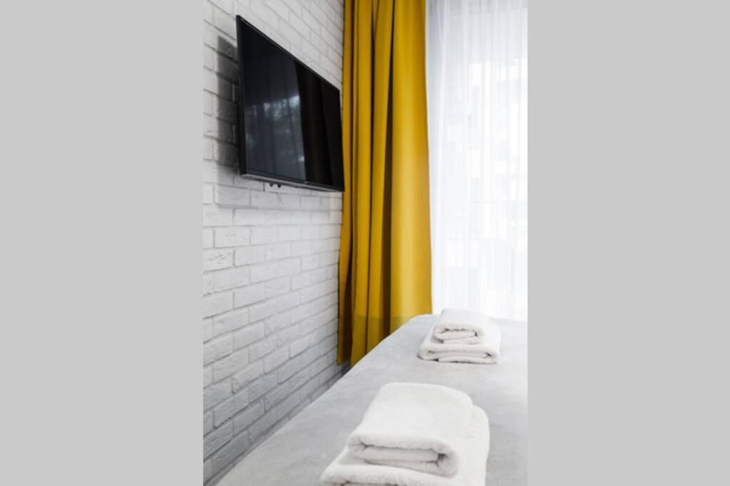Househost Apartment: Miodowa 42/8A Street クラクフ エクステリア 写真