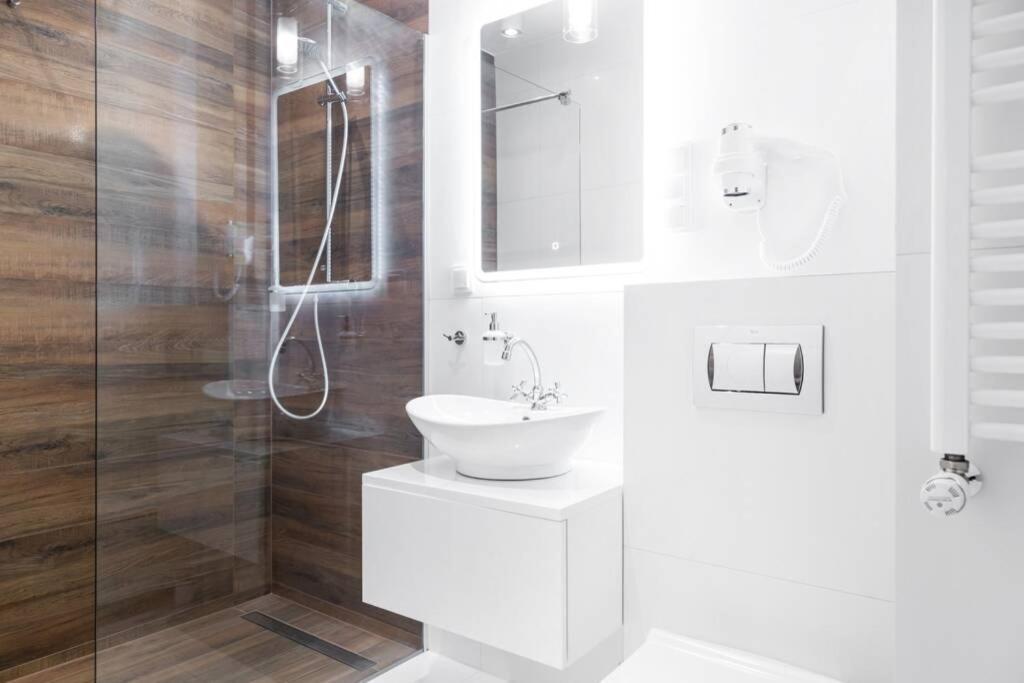 Househost Apartment: Miodowa 42/8A Street クラクフ エクステリア 写真